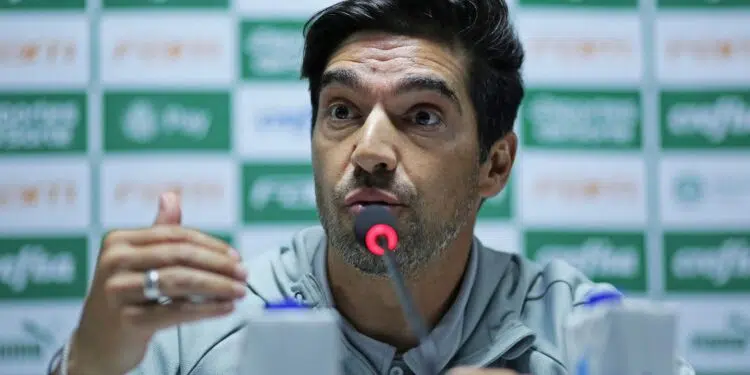 Abel Ferreira comemora vitória e se desculpa com jornalista