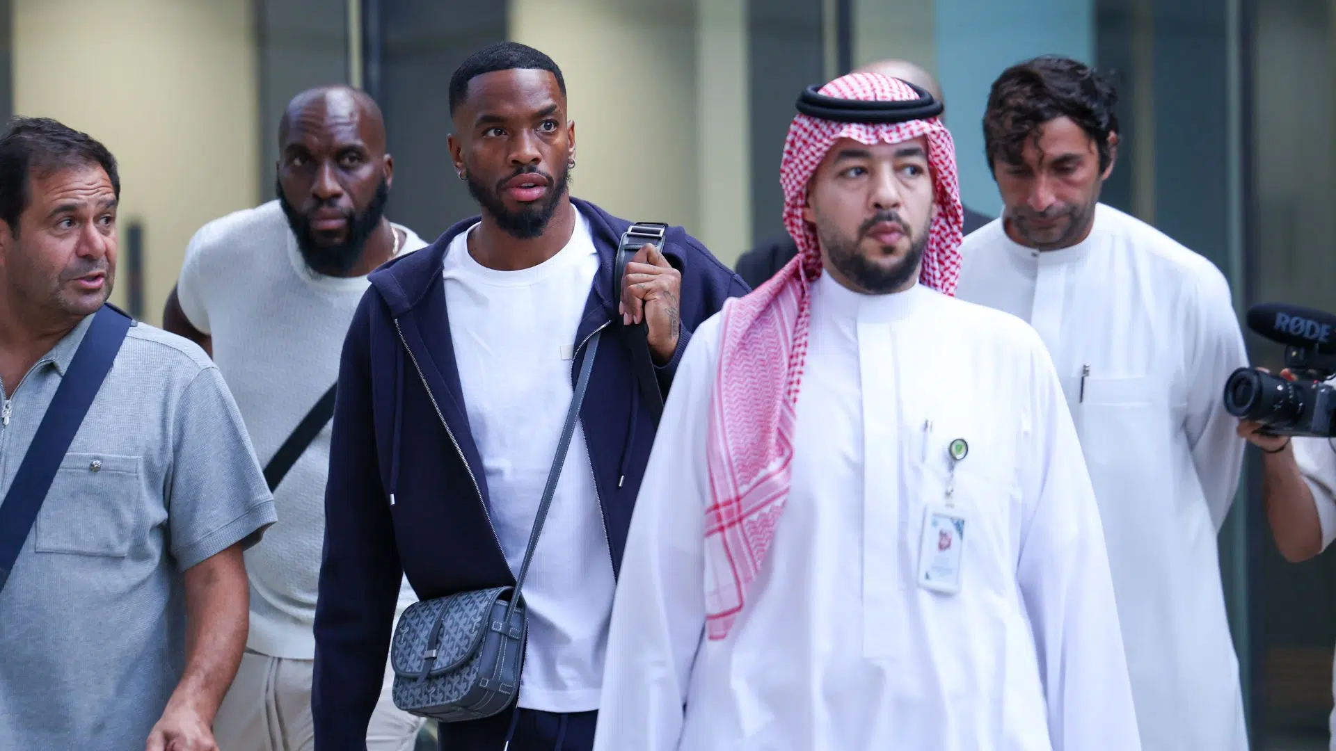 Ivan Toney chegando ao lado de representante saudita, após ser contratado pelo Al-Ahli 