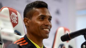 Alex Sandro apresentado no Flamengo (Crédito: Marcelo Cortes / CRF)