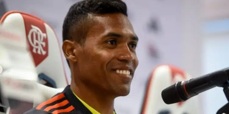 Alex Sandro apresentado no Flamengo (Crédito: Marcelo Cortes / CRF)