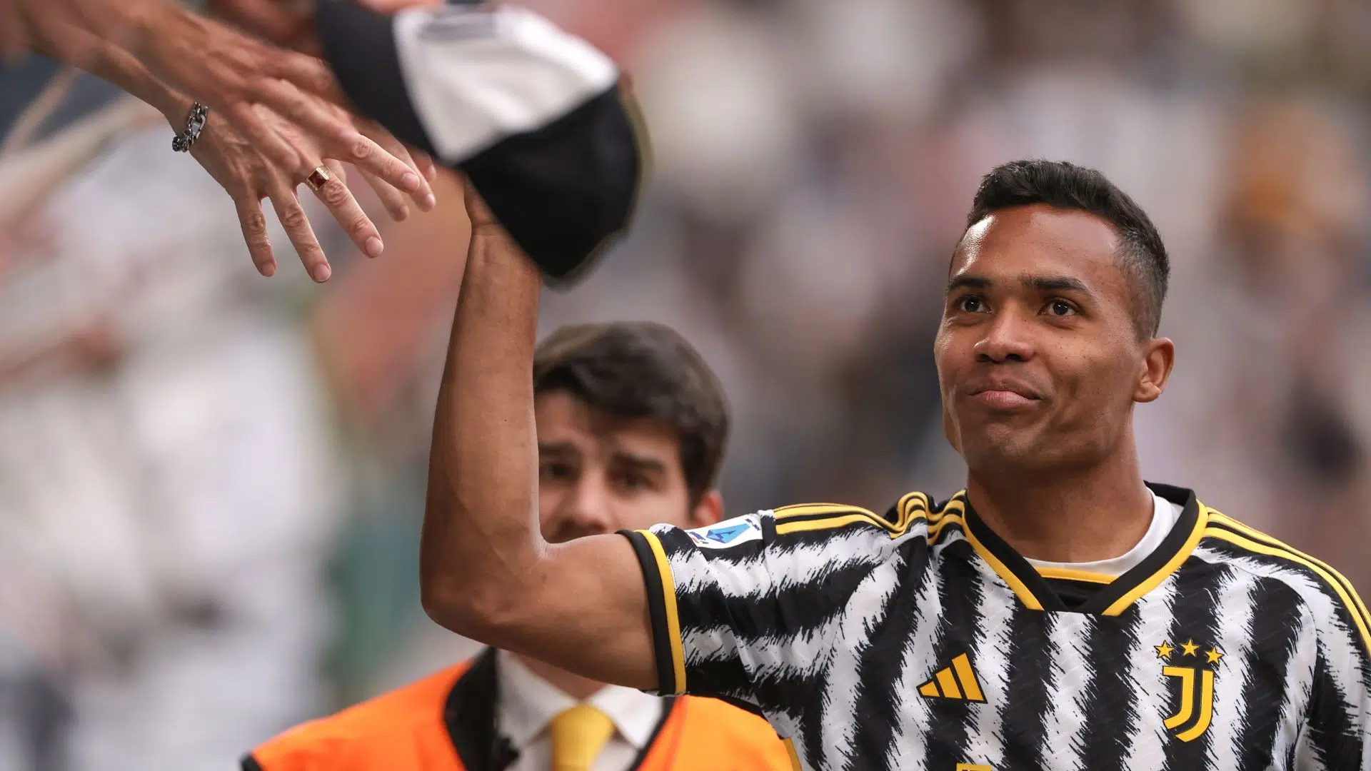 Alex Sandro em sua despedida da Juventus (Crédito: Getty Images)