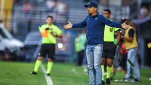 Alexandre Mendes no comando, na partida entre Grêmio e Bragantino