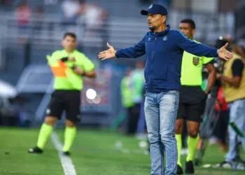 Alexandre Mendes no comando, na partida entre Grêmio e Bragantino