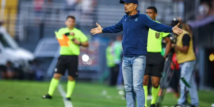 Alexandre Mendes no comando, na partida entre Grêmio e Bragantino