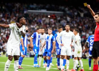 Anelotti admite preocupação por cartões de Vini Jr