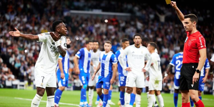 Anelotti admite preocupação por cartões de Vini Jr