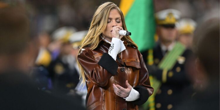 Luísa Sonza cantando o hino nacional brasileiro na NFL