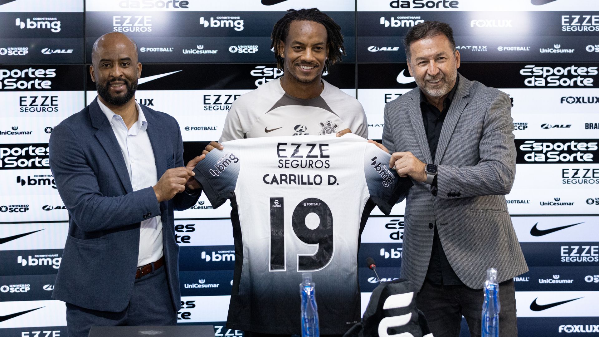 Carrillo ao lado de Fabinho Soldado e Augusto Melo, em sua apresentação