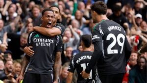 Gabriel Magalhães comemorando seu gol pelo Arsenal