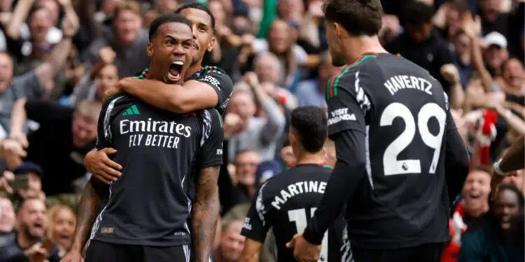Gabriel Magalhães comemorando seu gol pelo Arsenal