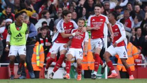 Arsenal vence e dorme líder da Premier League