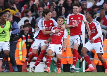 Arsenal vence e dorme líder da Premier League