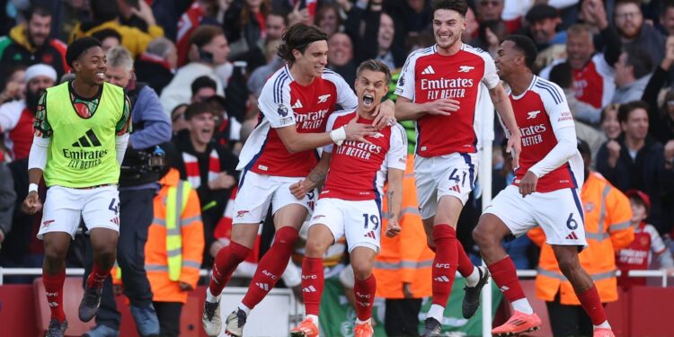 Arsenal vence e dorme líder da Premier League