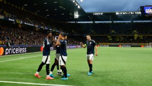 Time do Asto Villa comemorando gol contra o Young Boys