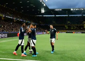 Time do Asto Villa comemorando gol contra o Young Boys