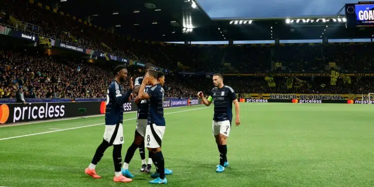 Time do Asto Villa comemorando gol contra o Young Boys