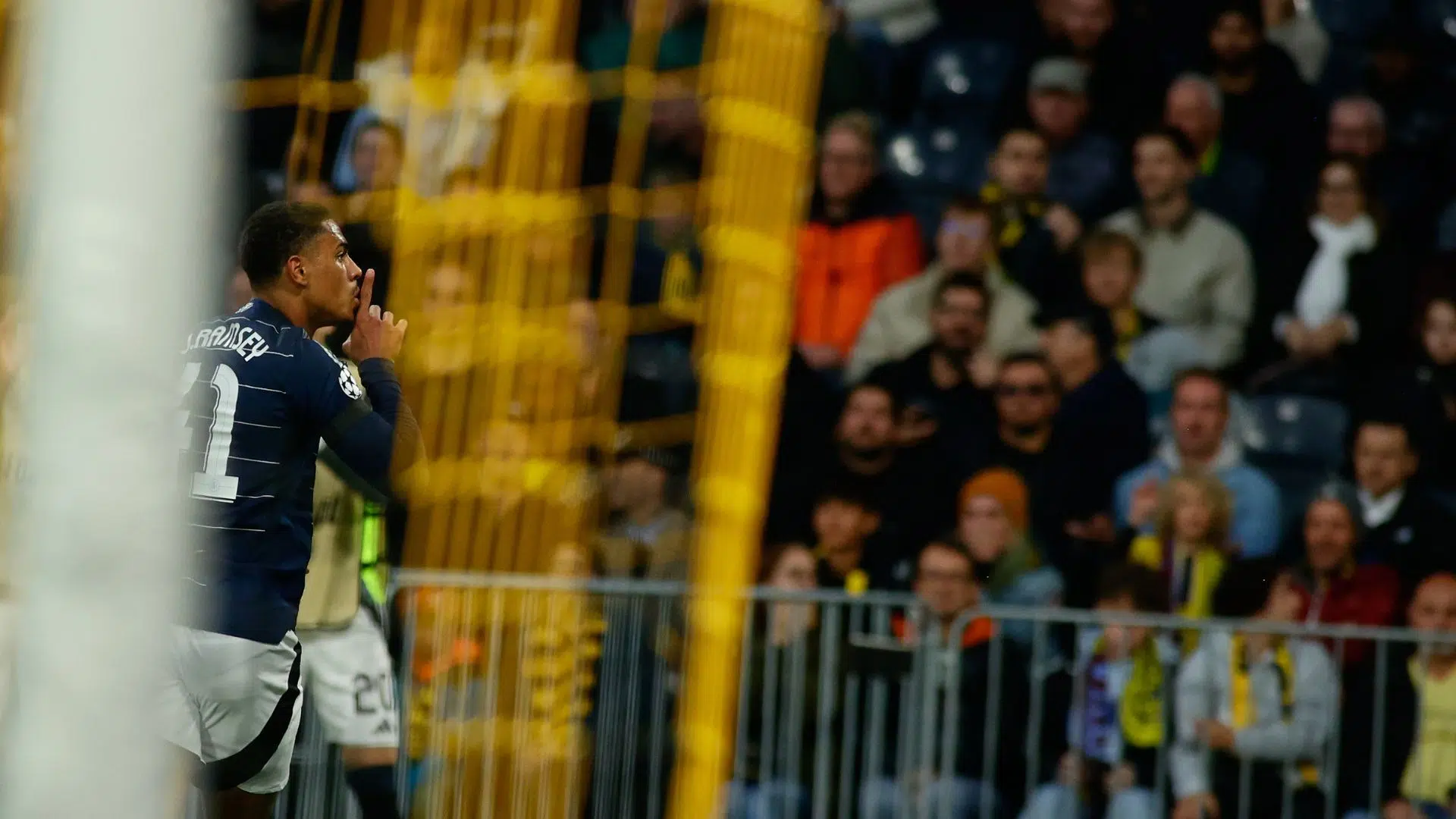 Jacob Ramsey comemorando gol e provocando torcida do Young Boys 