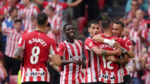 jogadores do athletic comemorando vitória na laliga