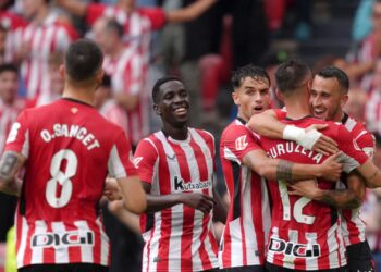 jogadores do athletic comemorando vitória na laliga