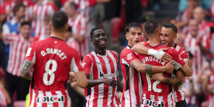 jogadores do athletic comemorando vitória na laliga
