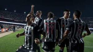 Jogadores do Atlético-MG comemorando gol contra o São Paulo, pelas quartas de final da Copa do Brasil