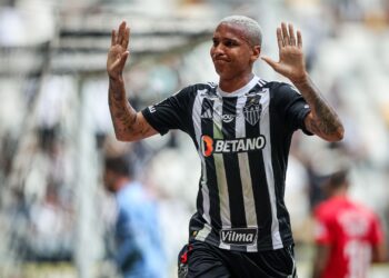 Atlético-MG vence Bragantino com gol de Deyverson no Brasileirão