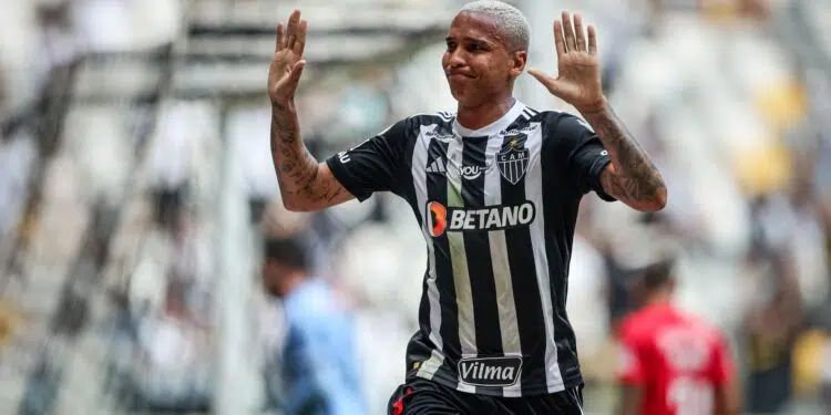 Atlético-MG vence Bragantino com gol de Deyverson no Brasileirão