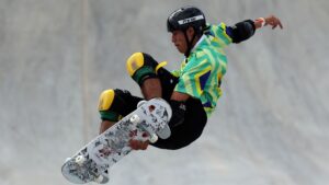 Augusto Akio é campeão mundial de skate park, em Roma
