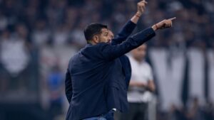 Auxiliar e jogadores do Corinthians provocam rival