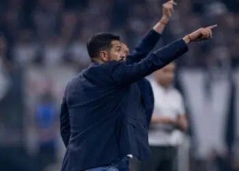 Auxiliar e jogadores do Corinthians provocam rival