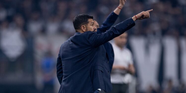 Auxiliar e jogadores do Corinthians provocam rival