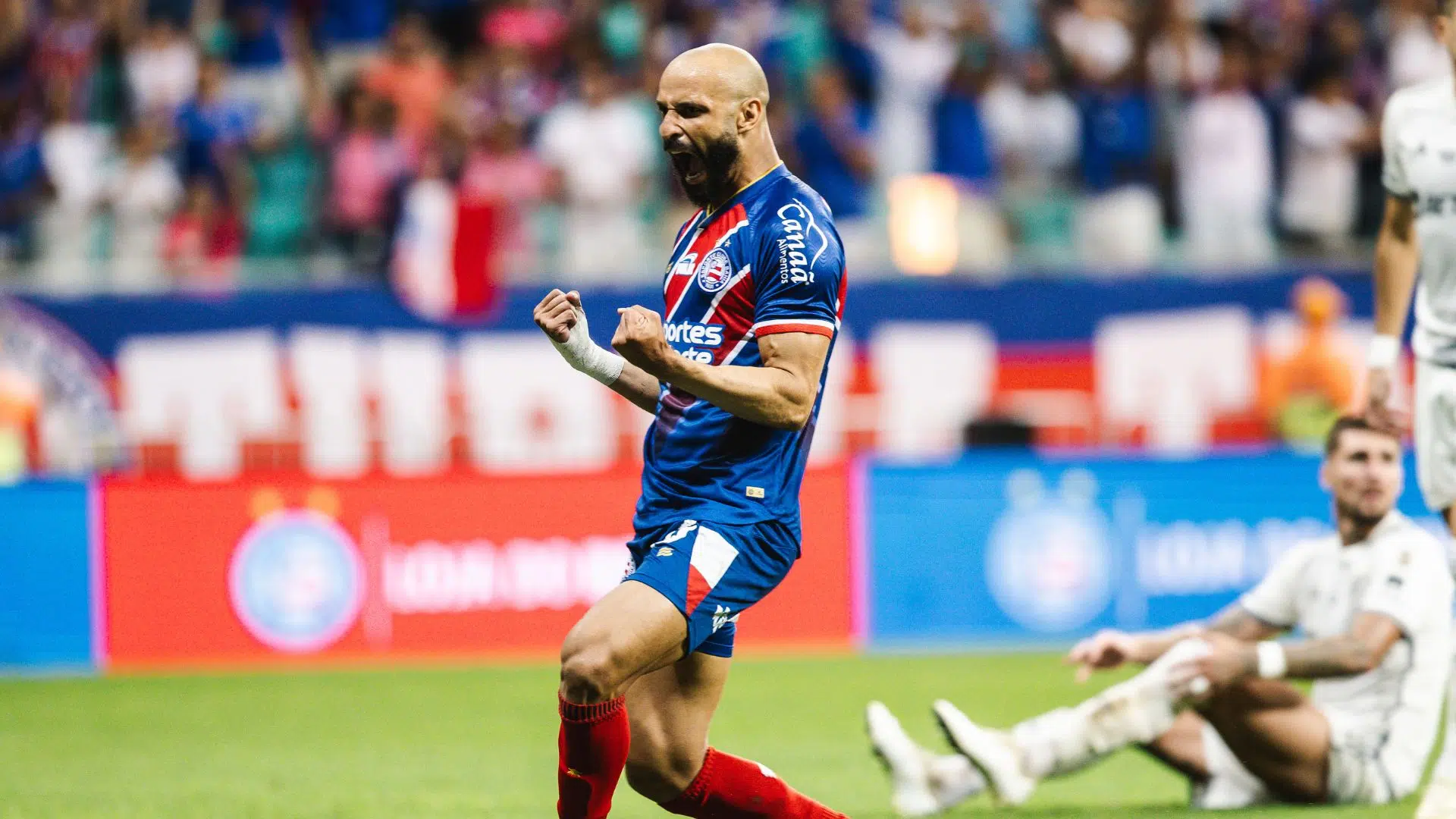 Thaciano comemorando gol em triunfo no Brasileirão