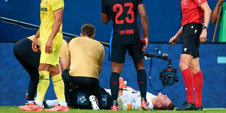 Barcelona procura novo goleiro após lesão de Ter Stegen