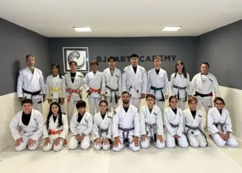 Liderado por Adriano Lúcio, faixa-preta 5º grau, o espaço tem atualmente cerca de 140 alunos - Divulgação