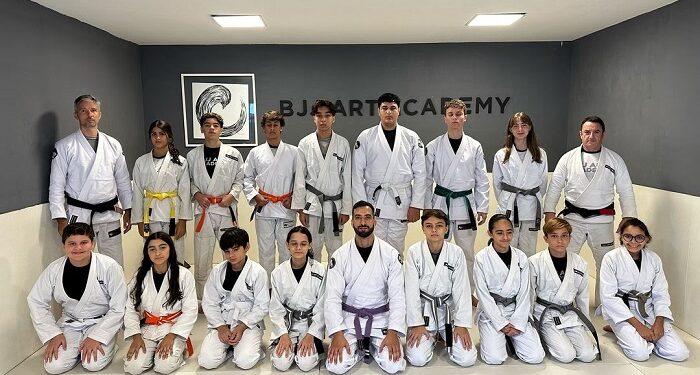 Liderado por Adriano Lúcio, faixa-preta 5º grau, o espaço tem atualmente cerca de 140 alunos - Divulgação