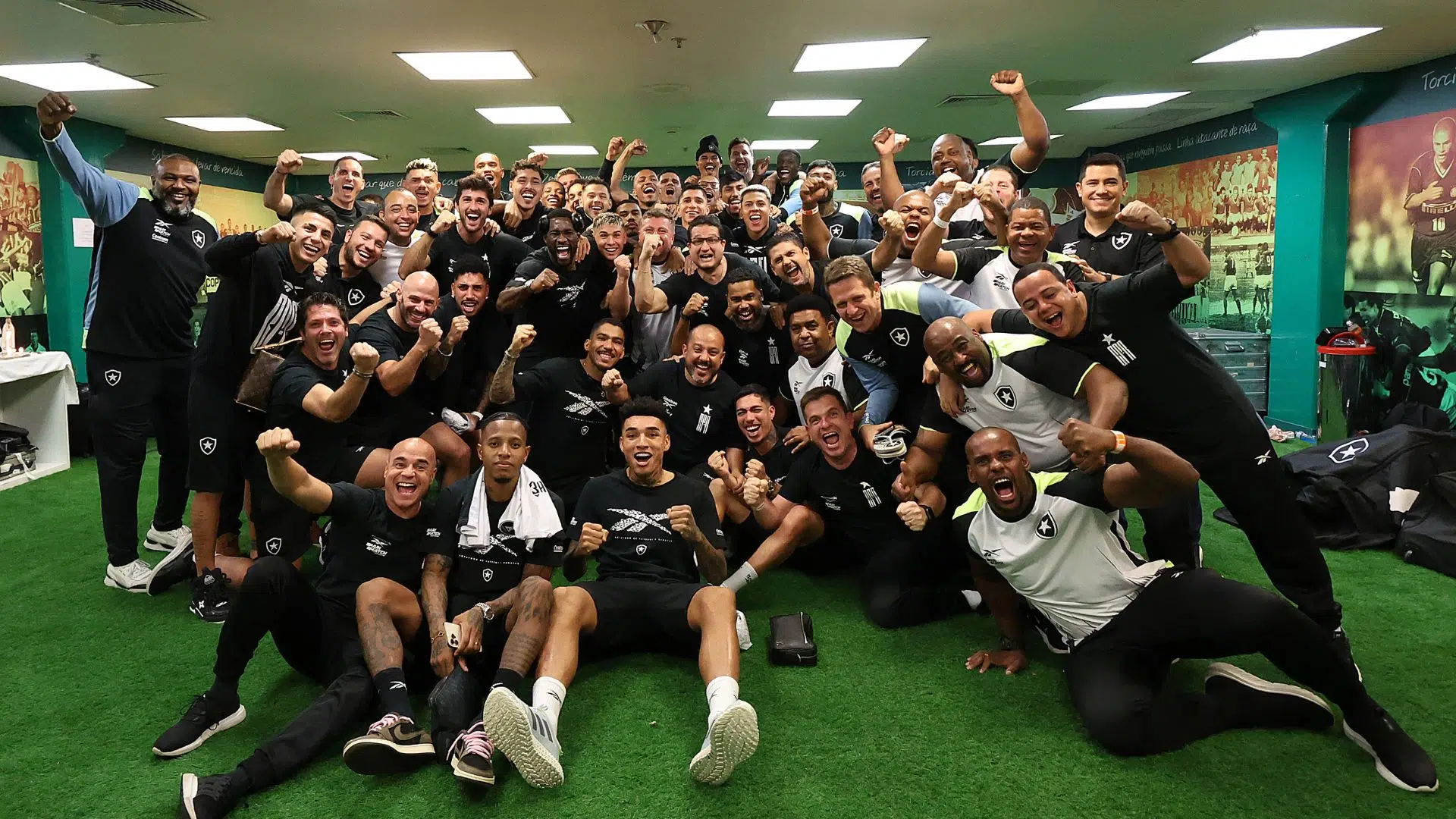 Elenco do Botafogo comemorando a classificação na Libertadores no vestiário do Allianz Parque
