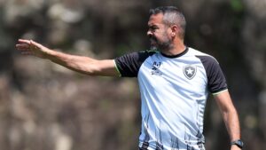 Artur Jorge comandando treinamento do Botafogo