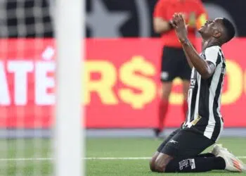Luiz Henrique comemorando gol pelo Botafogo