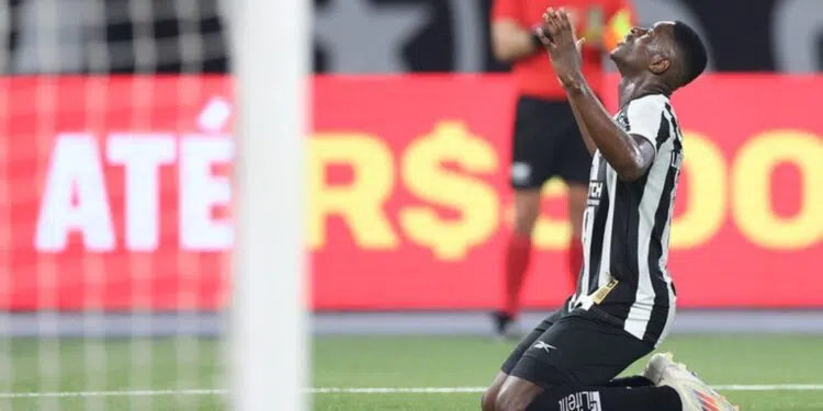 Luiz Henrique comemorando gol pelo Botafogo