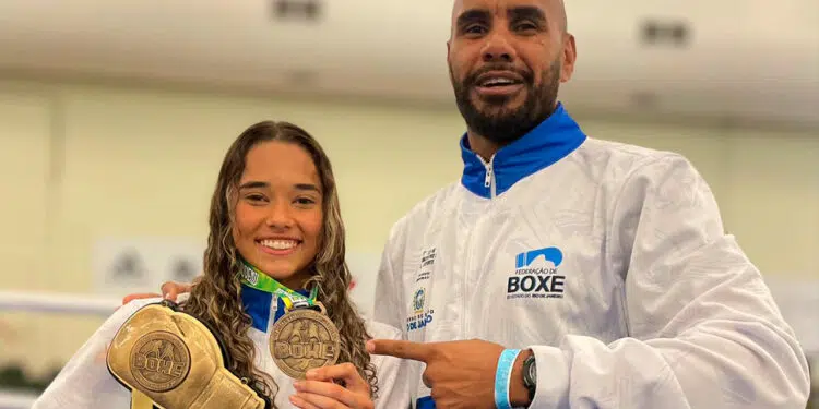 Leticia foi eleita a melhor lutadora até 57kg no juvenil - Foto: Divulgação/FBERJ