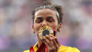 Rayane Soares, do Brasil, com a medalha de ouro conquistada