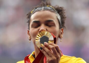 Rayane Soares, do Brasil, com a medalha de ouro conquistada