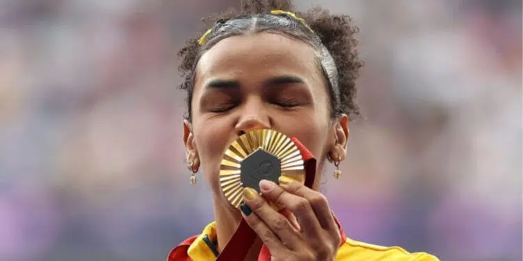 Rayane Soares, do Brasil, com a medalha de ouro conquistada