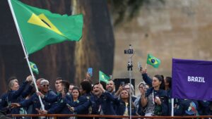 Atletas brasileiros na cerimônia de abertura da Olimpíada de Paris, navegando pelo Rio Sena
