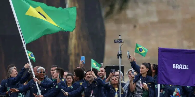Atletas brasileiros na cerimônia de abertura da Olimpíada de Paris, navegando pelo Rio Sena