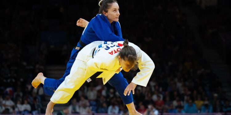 Brenda Freitas é prata no judô em Paris