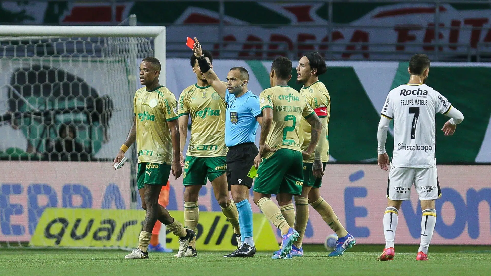 Caio Paulista recebendo cartão vermelho na partida contra o Criciúma