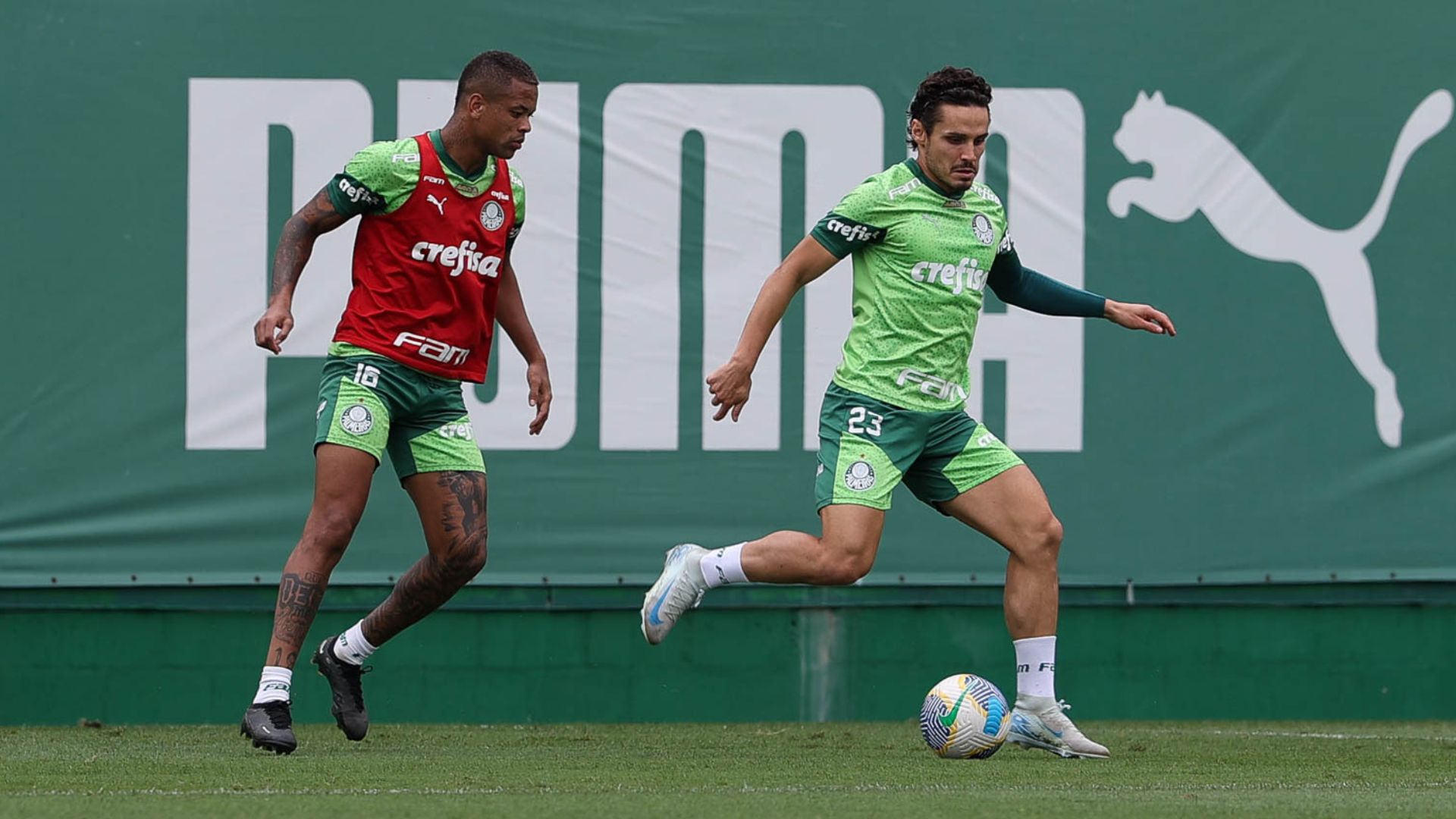 Caio Paulista segue treinando no Palmeiras, na marcação de Raphael Veiga 