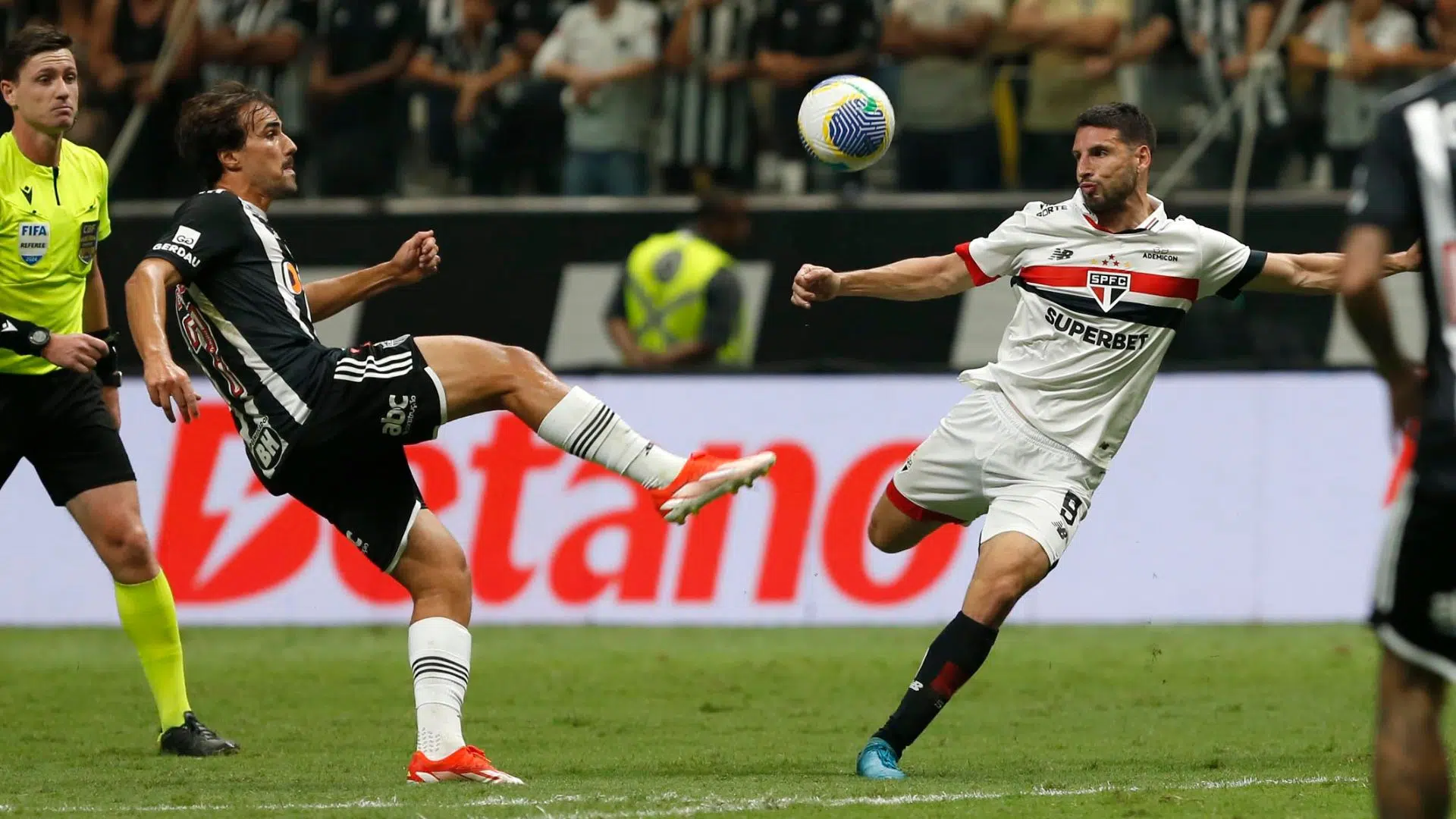 Calleri jogando pelo São Paulo na Copa do Brasil