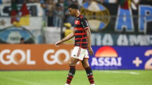 Carlinhos, do Flamengo, sofreu racismo durante derrota no Brasileirão